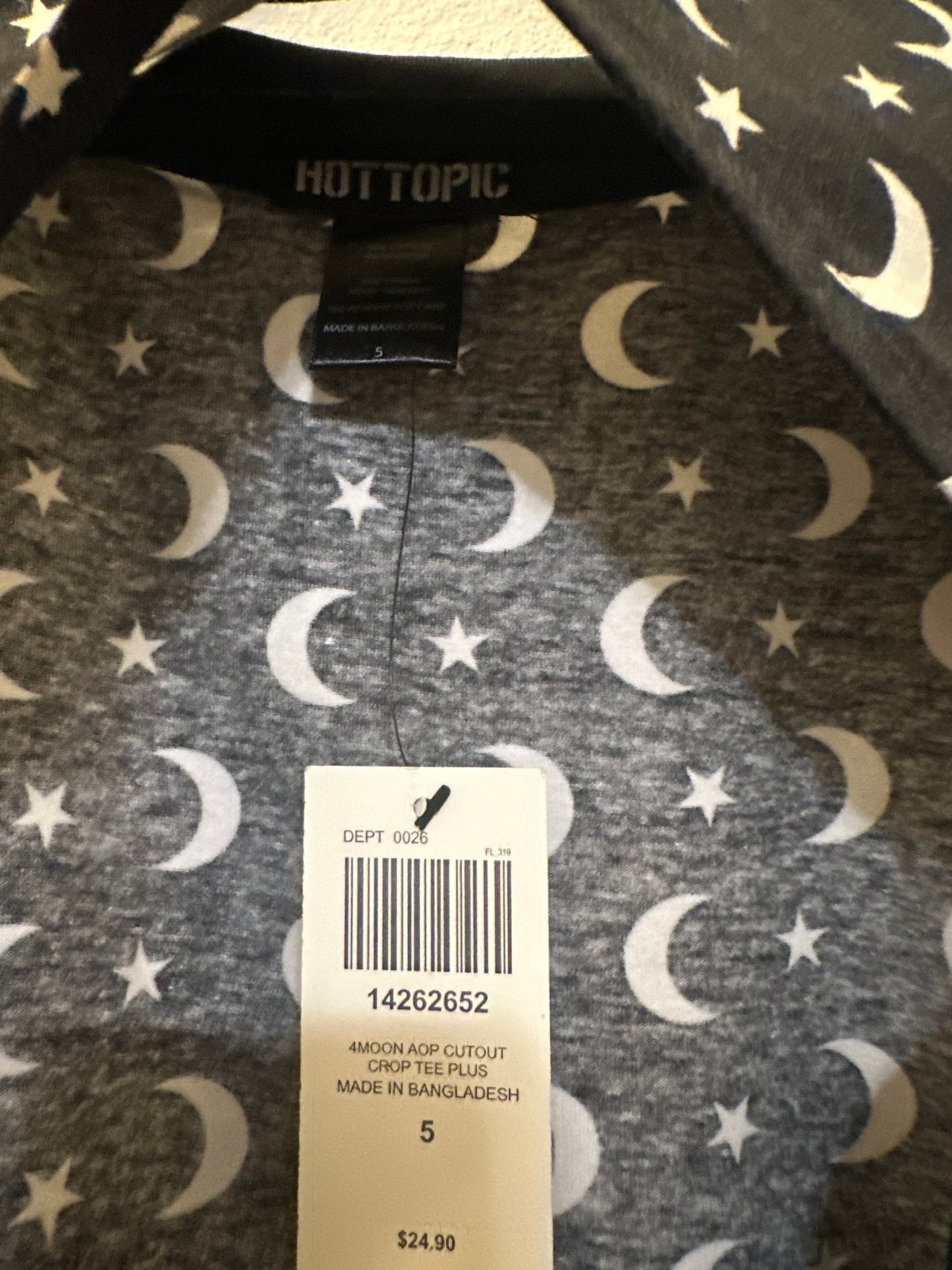 Size 5x (28) Hot Topic moon and stars cut out crop T-shirt
