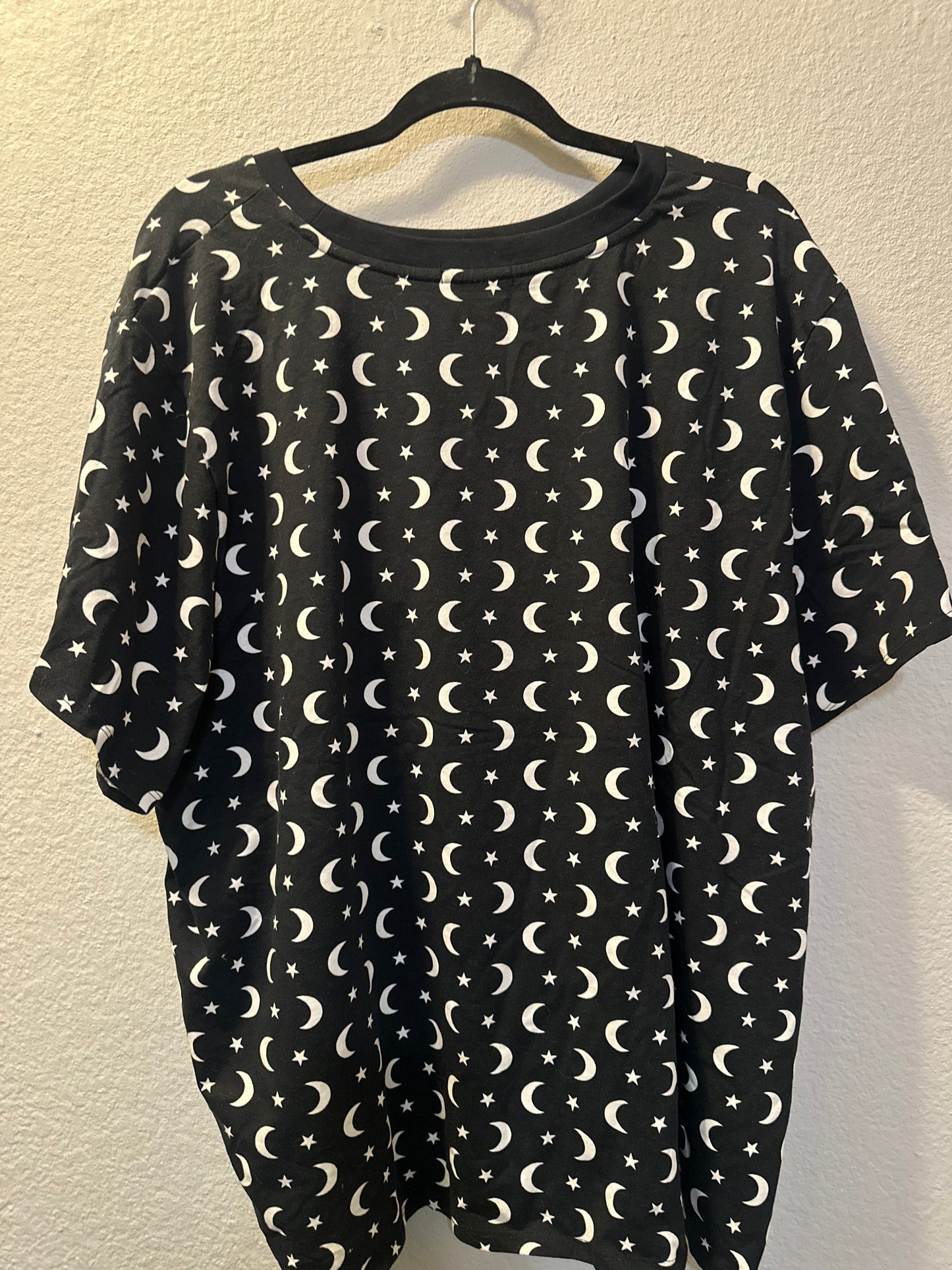 Size 5x (28) Hot Topic moon and stars cut out crop T-shirt