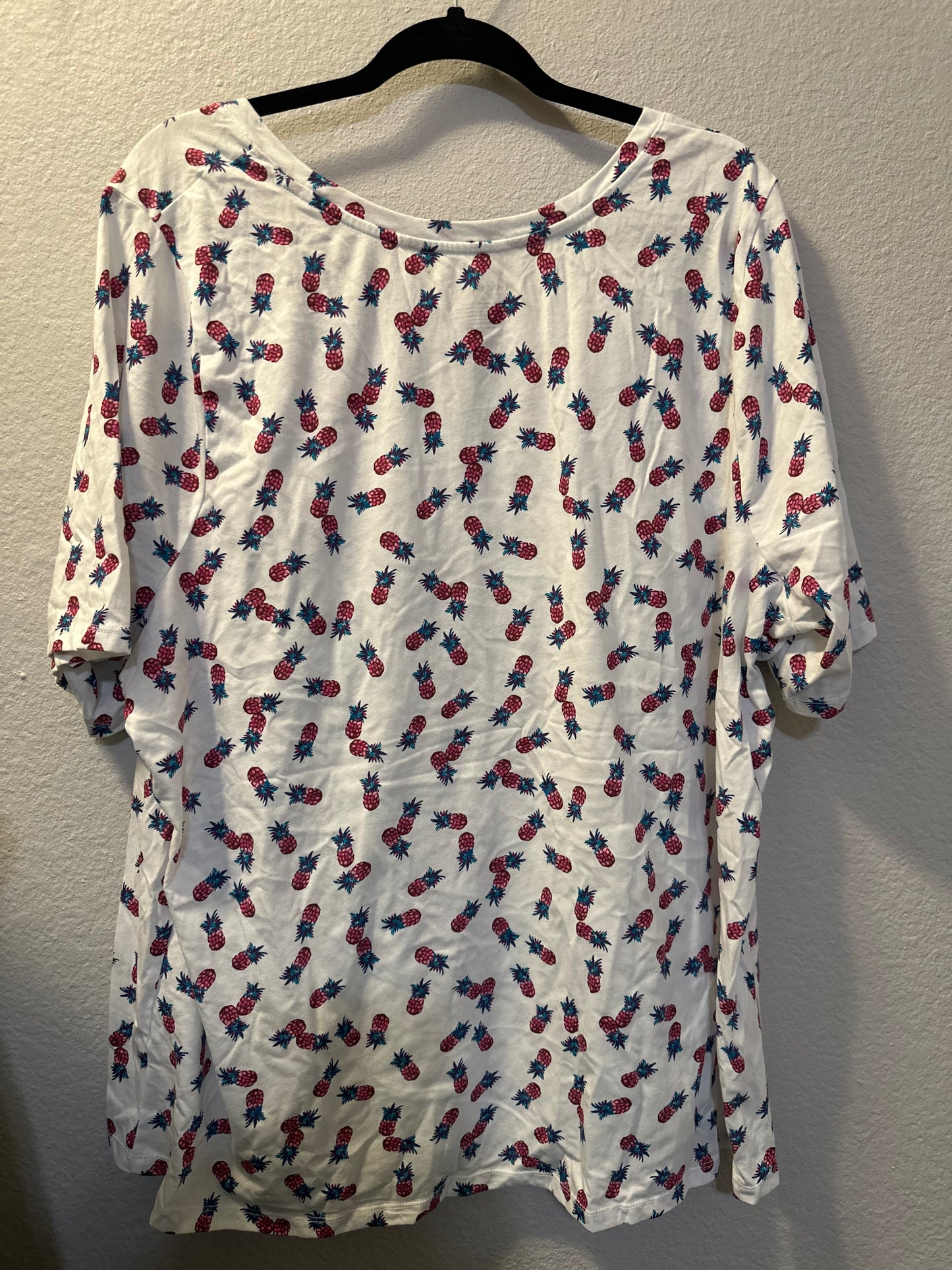 Size 4x/5x (26/28) Lane Bryant short sleeve pineapple T-shirt